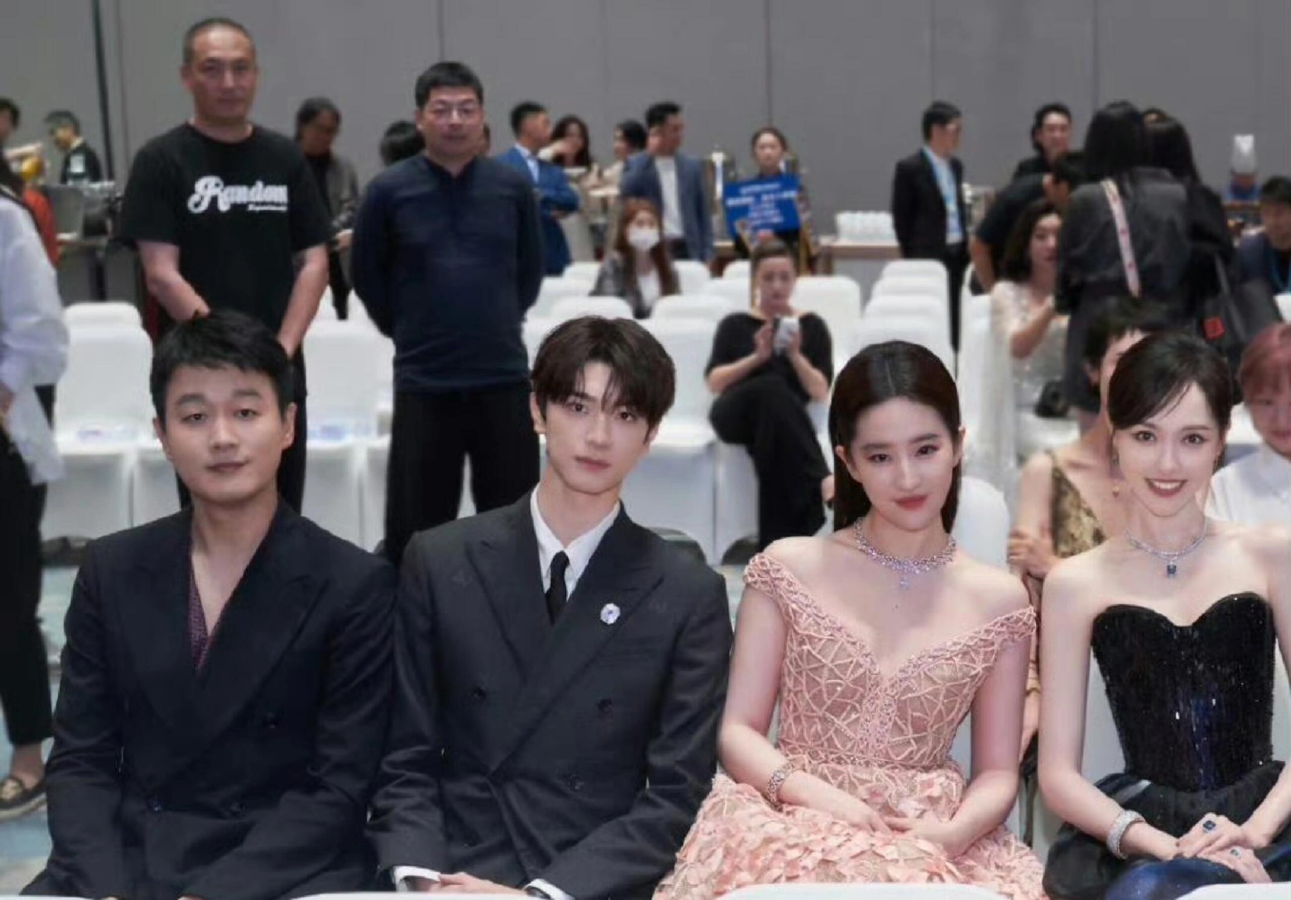 唐嫣、刘亦菲与佟大为跨越时光的友谊