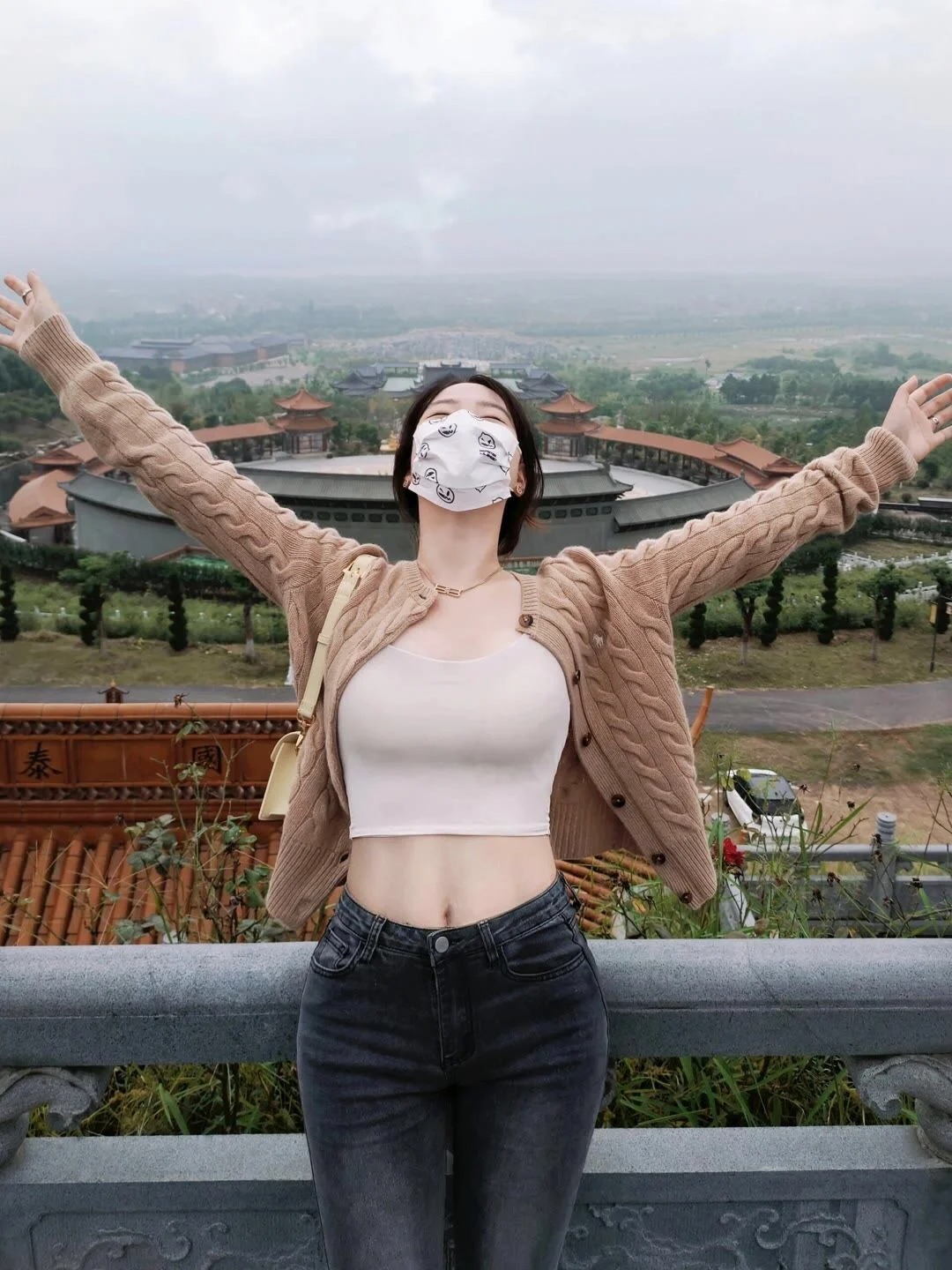 现在的男孩子怎么都这么害羞～
这几天过来噶皮皮的，每次见到我过来给他们换东西，都