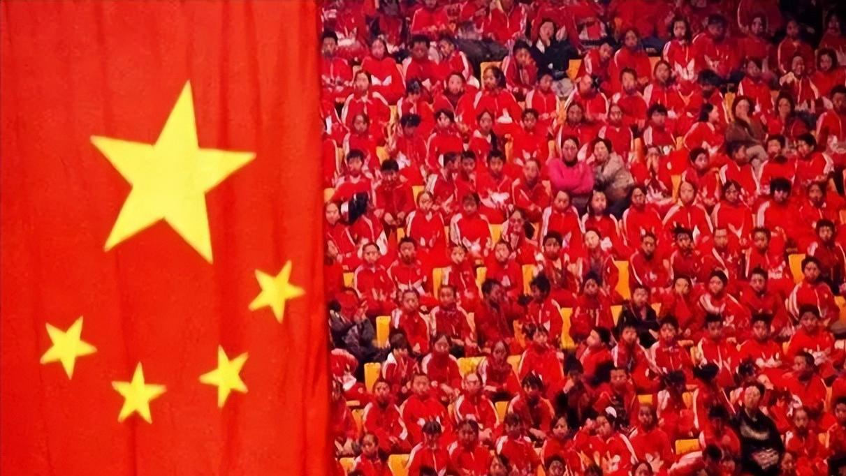 刚送进去一个李铁，又来个0-7，为何国足还能混的风生水起