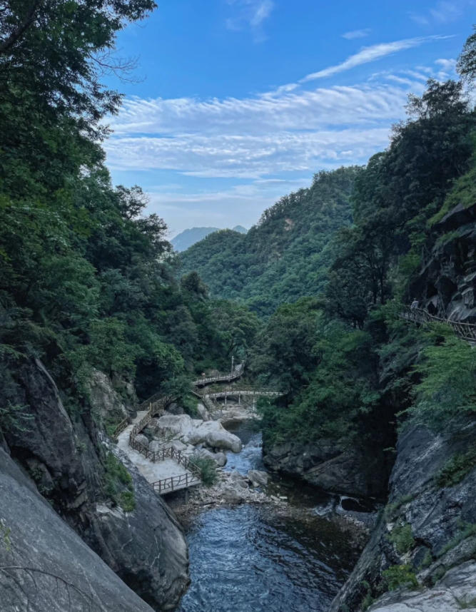 河南学生暑假必去的避暑胜地 

弟弟高考结束啦，带他出来放松放松，不想跑太远就选