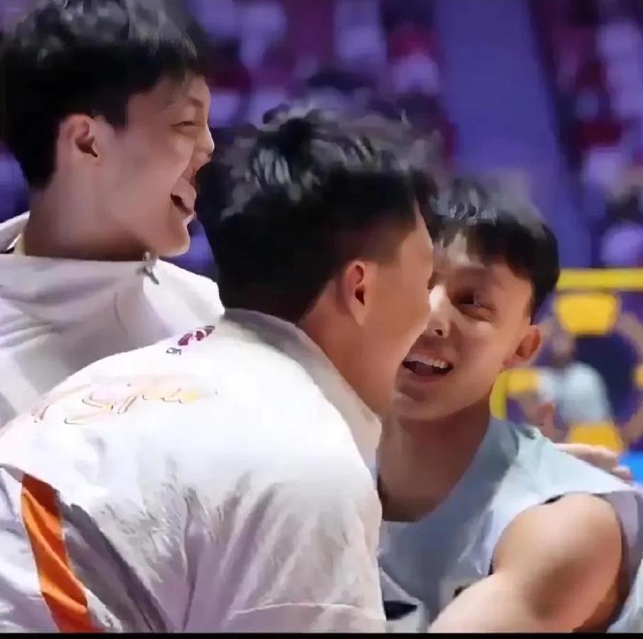 CBA南北票王都出自杜峰的弟子，他该有多自豪啊。
徐杰当选南方票王，且是整个联盟