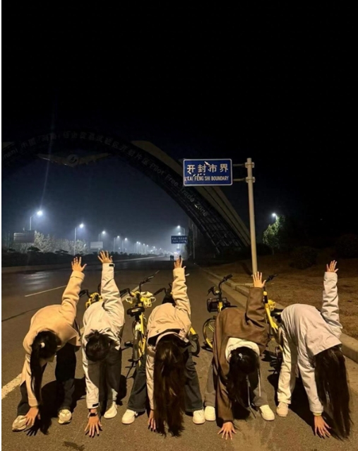 郑州大学生“夜奔”开封