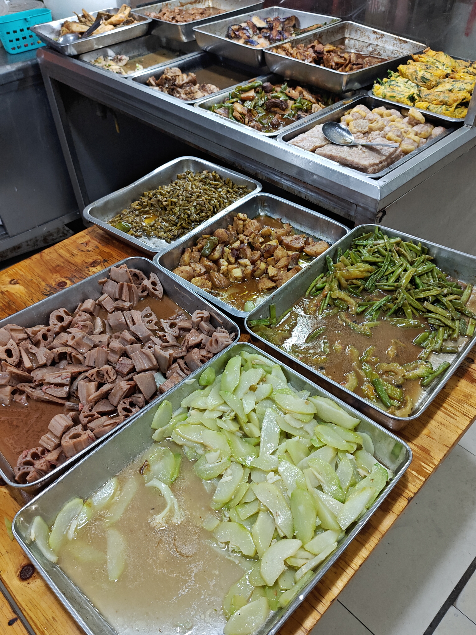 中午吃个快餐，两肉一菜一汤12元。这是我家附近最便宜的快餐店，两菜一肉11元，最