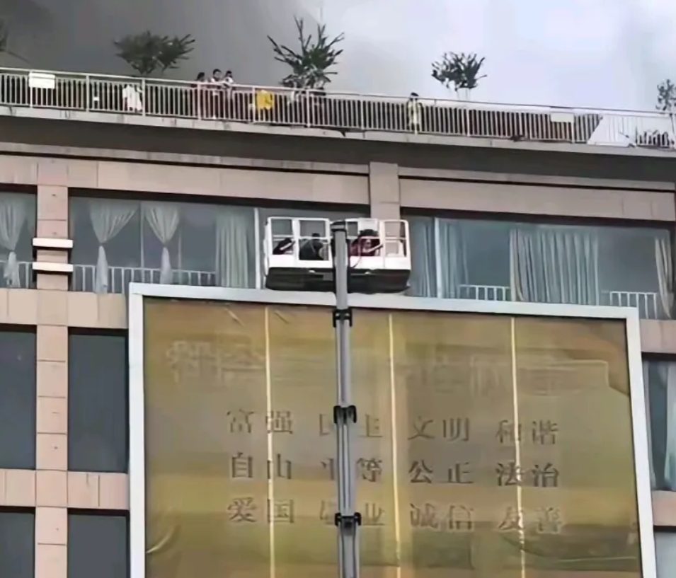 四川自贡一百货大楼发生火灾致使16人遇难，一位小伙子却火了，原因是他用云梯将高楼