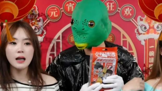 你能想象吗？曾经的直播间大佬，如今只能戴着头套出来卖货