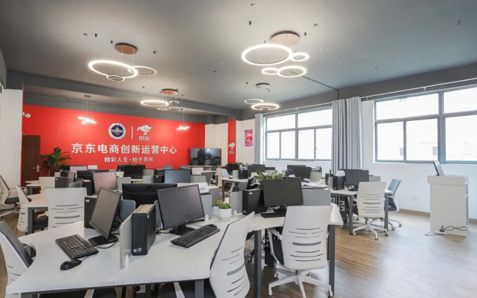 现在大多数网店不挣钱是实事，我们的亚马逊店铺也差很多，比疫情期间差的太多，甚至说