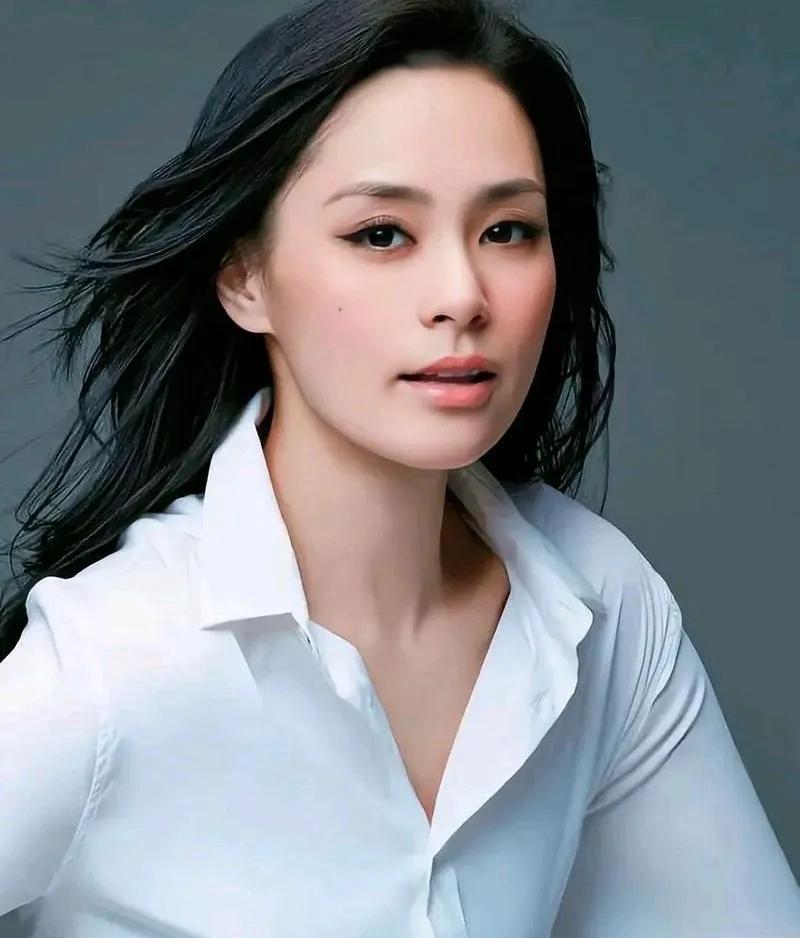 很傻很天真的阿娇，还是没有找到属于她的幸福。



2005年阿娇和陈冠希分