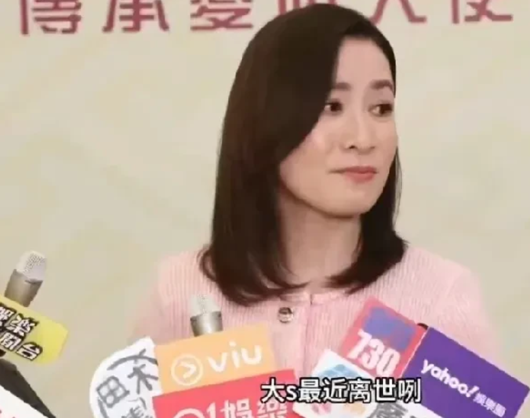记者问佘诗曼：“你还记得大S吗？”佘诗曼：“当然记得了，她是一个很nice的女孩