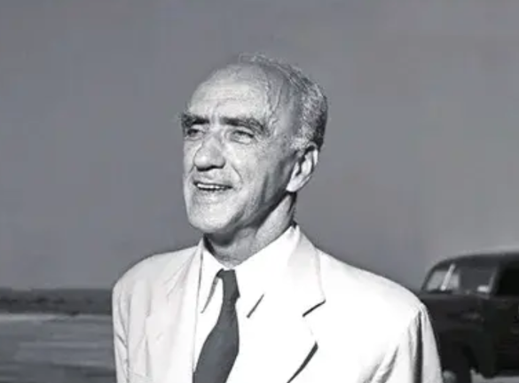 司徒雷登为什么要走？
这个问题很简单。南京解放时他留了下来，等待着他想见的人和他