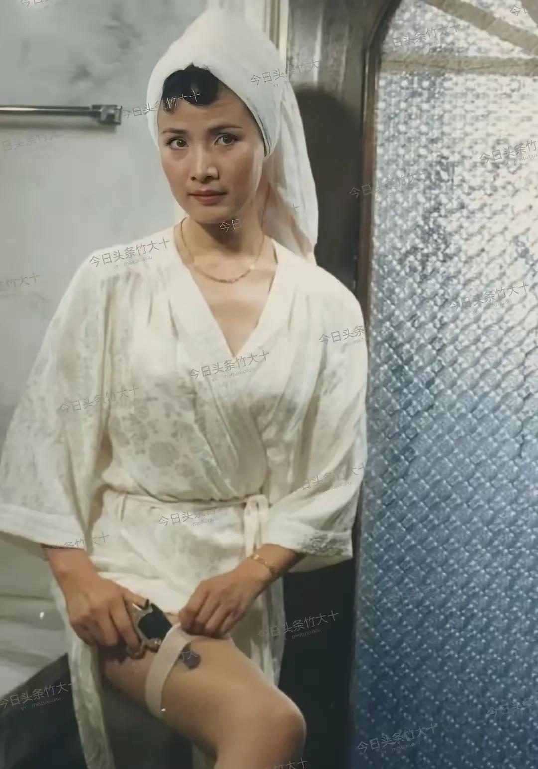 考考老影迷 照片里这位美人，我对她记忆都有点模糊了，估计能认出她的人不多。她长得