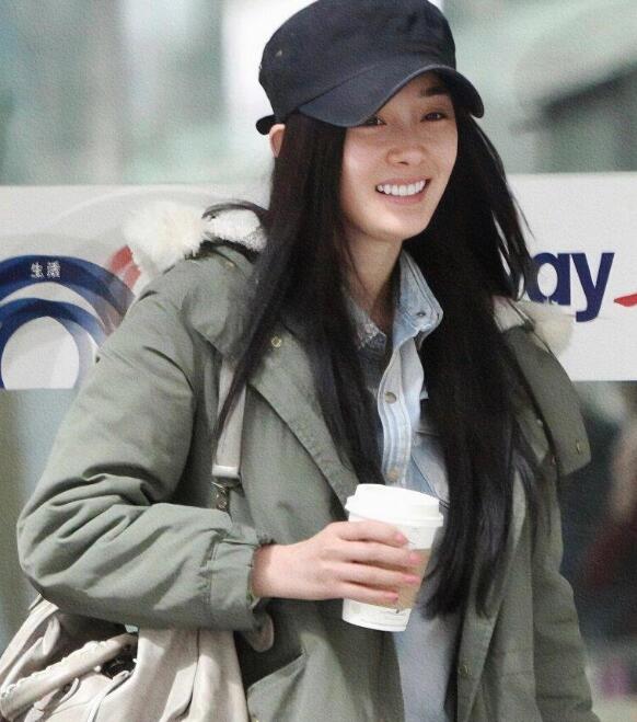 杨幂素颜很真实，没有化妆也很美

在娱乐圈这个美颜滤镜盛行的时代，杨幂近日的一组