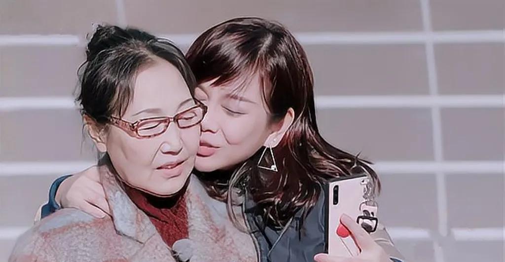 张铎妈妈曾对儿子说：“请告诉陈松伶，不要让我看她妹妹孩子的照片，我的眼泪会留下来