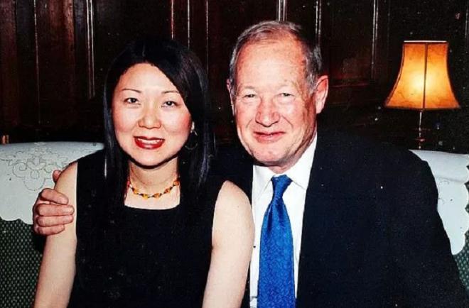 2006年，英国68岁的富豪兰斯·克拉克，在餐厅邂逅了33岁的中国送餐员周颖。兰