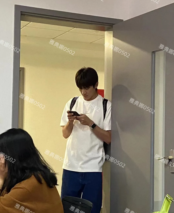 回到大学攻读博士的林更新，气质真的很清爽很男大，又高又瘦棱角分明，是深受学妹们喜