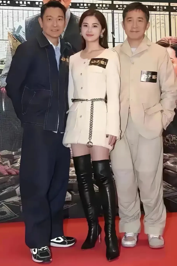 站在两个演艺圈大佬中间的这个美女，看来来头不小，颜值气质不用多说，看来地位也不容