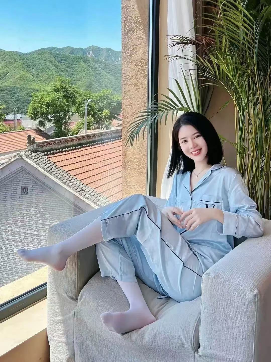 今天放假带秘书来家里坐坐哈哈哈哈