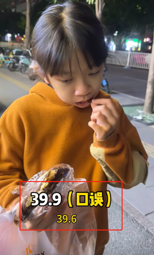 太扎心了！广东佛山，妈妈花40元买了两个面包，女儿津津有味吃面包时，妈妈突然对女