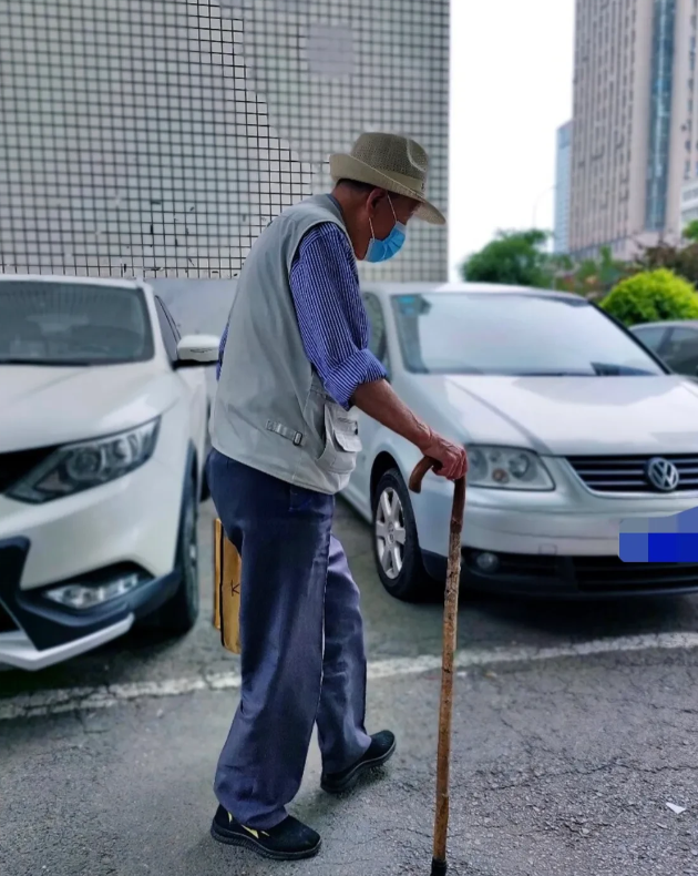 重庆，六旬老汉发现小区内停放一辆无主车多年，到交警部门找到车主信息。老汉要求给1