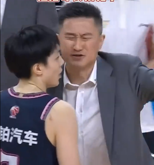 笑死人了！杜锋给你表演一个什么叫秒变脸。在昨晚的比赛第一节，胡明轩投进三分打停辽