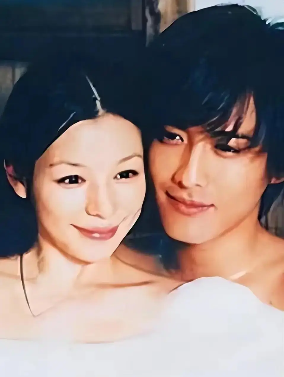 当年，徐若瑄为了给丈夫李云峰生一个孩子，在床上躺了整整5个月，接受了300针的保
