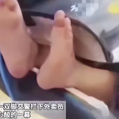 心酸！江苏街头，外卖箱里冒出一双人脚，交警惊的赶紧拦下外卖员，打开箱子才发现，里