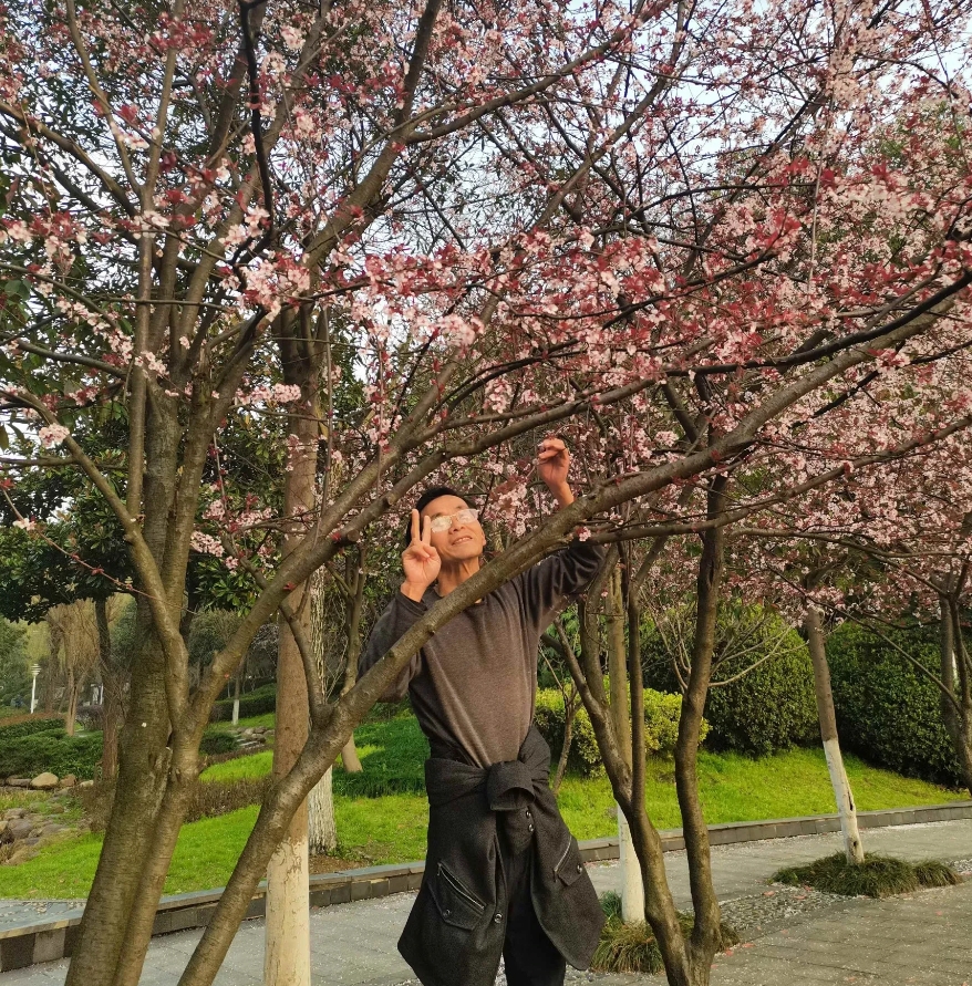 现在的人已经不再追求房子车子了，能有一份稳定的工作，每个月能按时发放工资，可以养