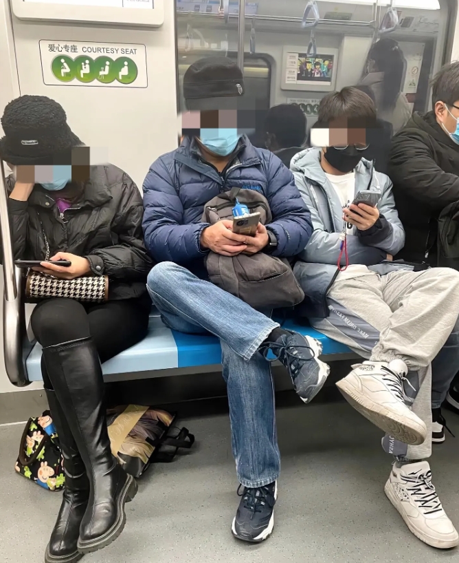 天哪，地铁里这种坐姿，能把人绊倒！本来能做六个人吧！

翘个二郎腿太占地了，大家