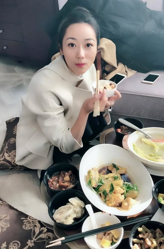这位美女，性格内敛，外表冷艳，气质高贵，平时生活十分讲究。可是这张照片上的场景，
