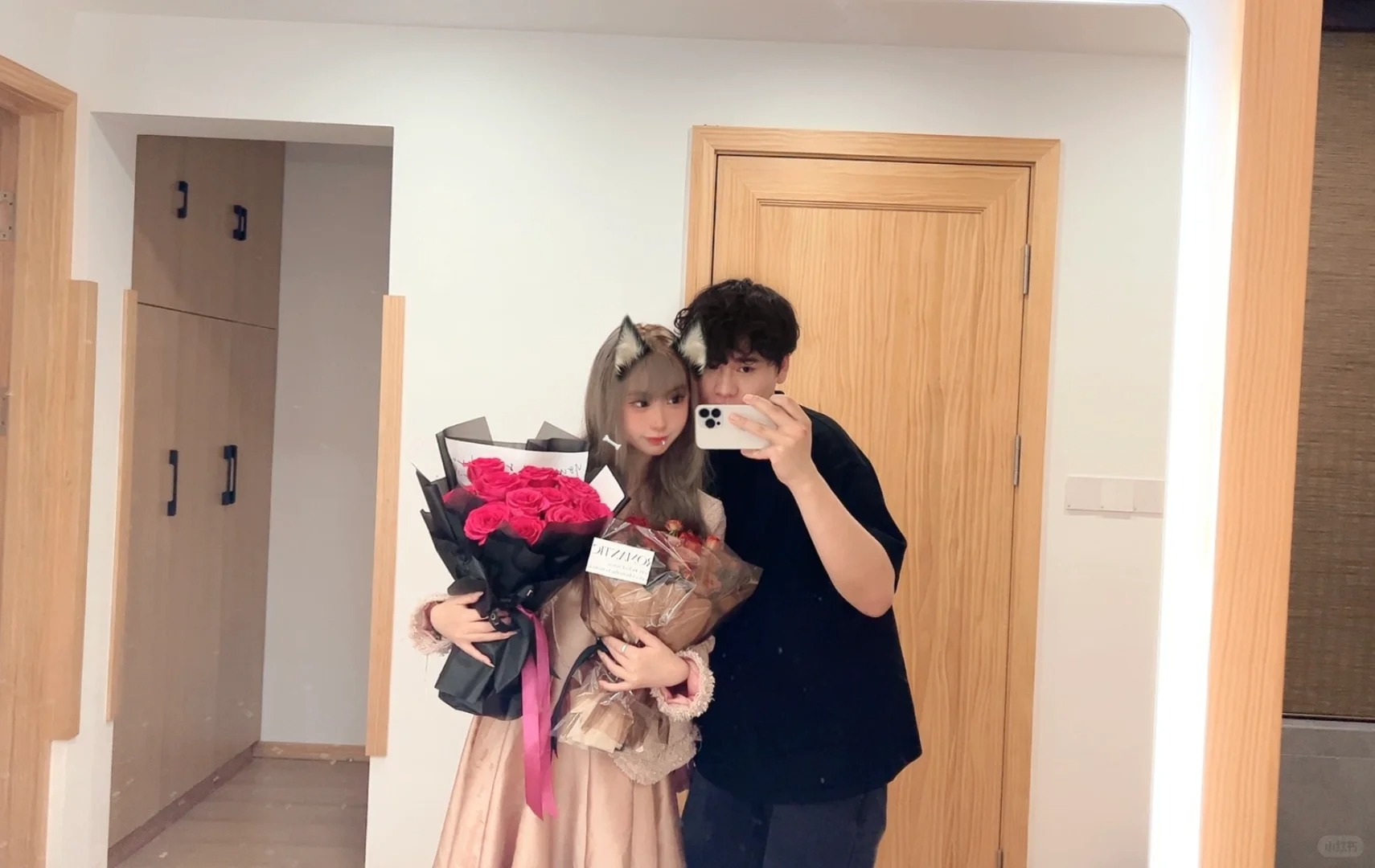 网恋奔现后续
谢谢姐妹们的关心，已经见面表白在一起啦，超级开心的，她买了2束花给