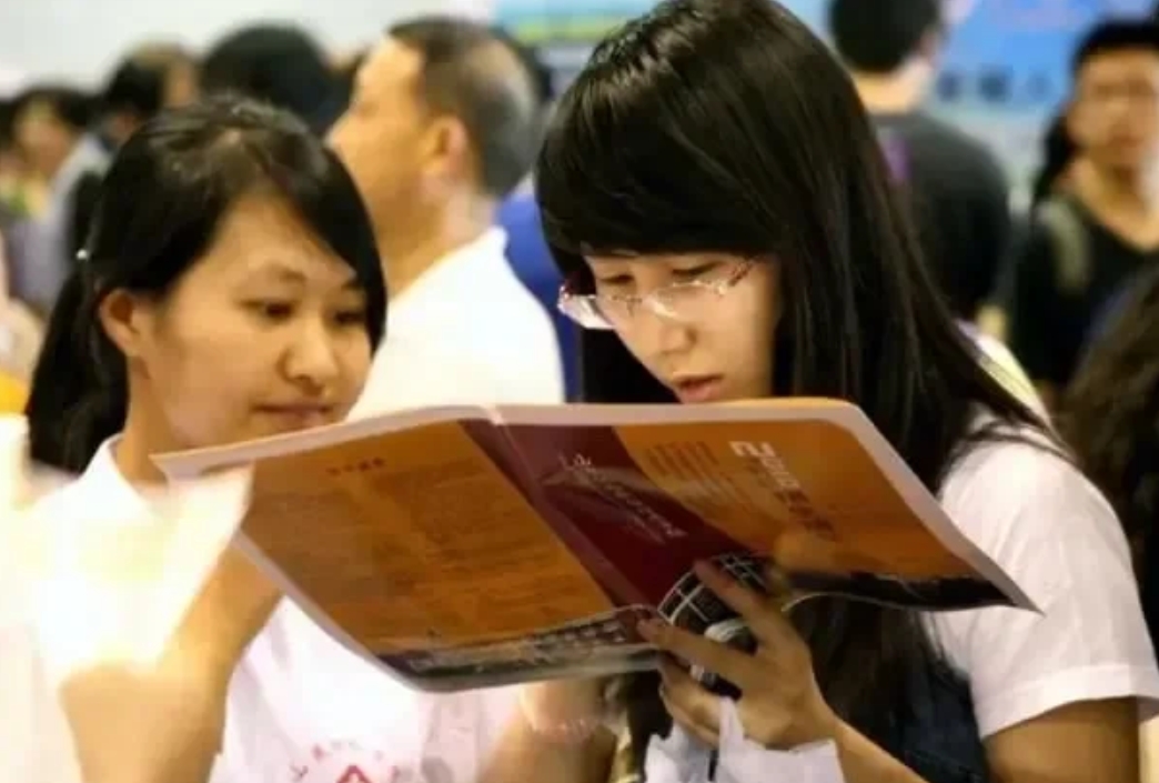 填写高考志愿是每一位家长与学生最为关心的大事。是一件非常重要事情。万一选择不好，
