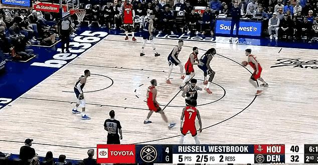 #nba# 申京打球怎么越来越像王哲林了。
看看这软软的动作，进去之后怎么这么打