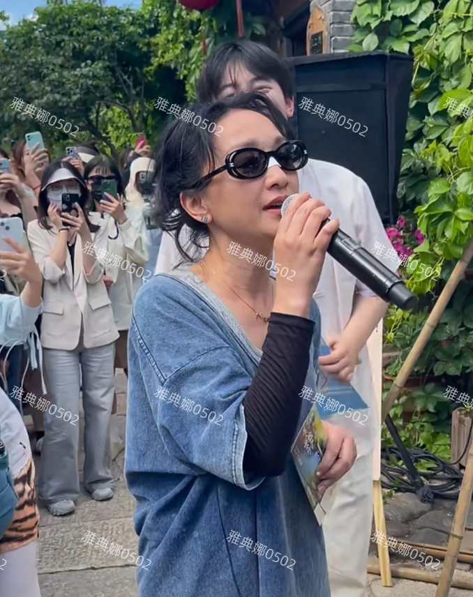 古水北镇偶遇周迅，当年的小精灵也有老人味了！
她个子不高小巧玲珑，近距离看本人终