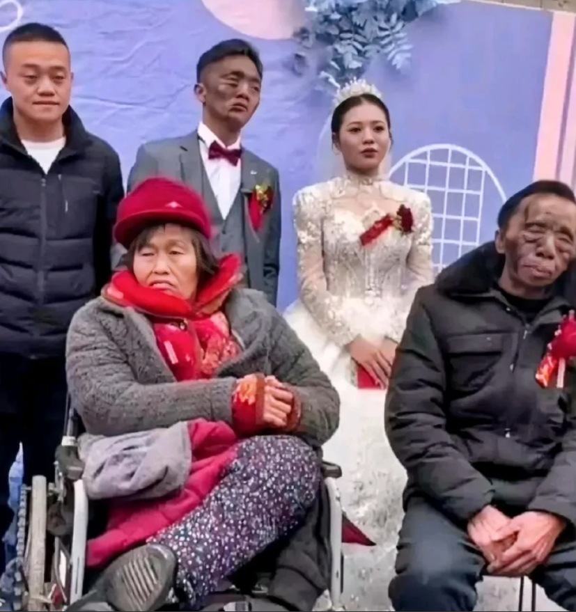 我的天哪，这是结婚还是拍恐怖片？
全家人一个个板着脸，儿子和老爸满脸黑灰，跟包公
