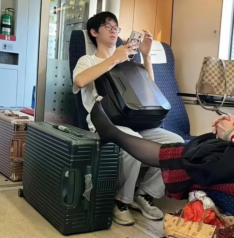 高铁上这小伙子甚至不敢乱动一下