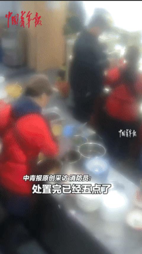 泪目了！江西高安，消防员战士通宵出警后，饥肠辘辘的他们去早餐店就餐，万万没想到，