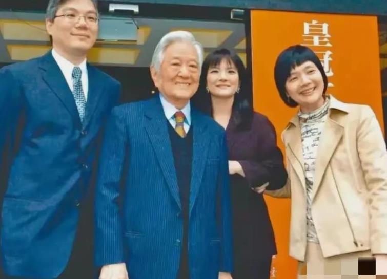 琼瑶的一生太注重感情，为爱牺牲一辈子，有爱自有恨。
 
凡事有利弊，有得就有失，