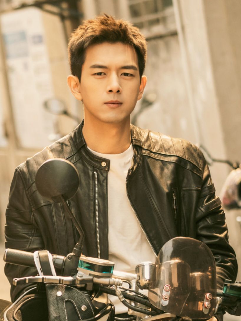 终于等到李现《春色寄情人》定档啦~

这次新剧里李现演的陈麦冬，是一位仪容整理师
