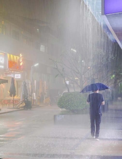 明明天气预报说小雨，怎么下起了瀑布，鬼知道我经历了什么 ​？