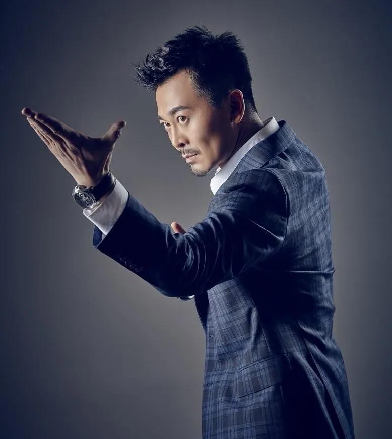 郭德纲问吴樾：你真打能打几个?
吴樾：手上有家伙的话，3、4个差不多，没东西的话