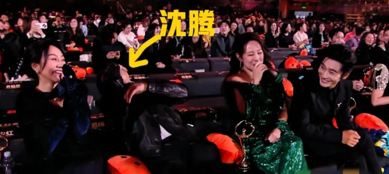 沈腾获奖“飘了”，
发言时，小尼提醒沈腾捧花流水了，
沈腾对旁边赵丽颖说：丽颖给