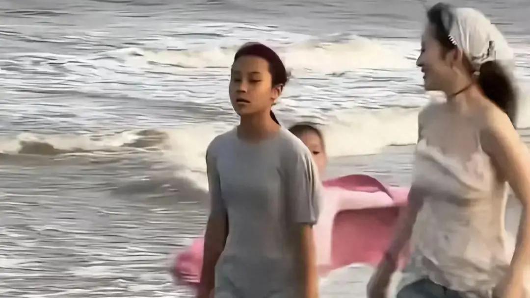李小璐再晒甜馨海边照P图仍黑，疑回应甜馨被嘲：不一定长成玫瑰