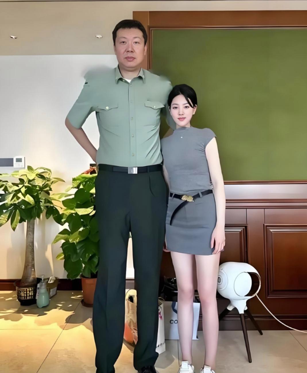 不用质疑你的眼睛，这个是王治郅和二婚娇妻周蕾。镜头下的男人足有二米一三高，高大威