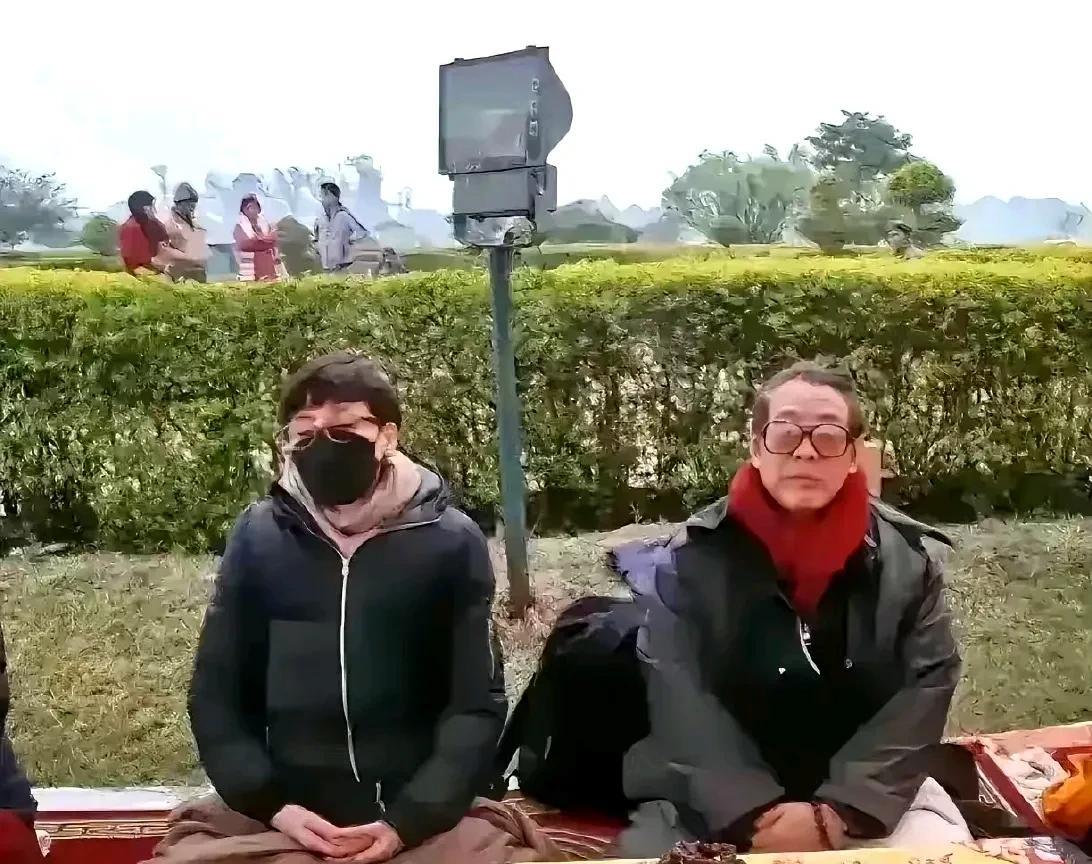 李连杰夫妇。才60的李连杰，看着老态龙钟，旁边的利智，也不复当年的美貌
