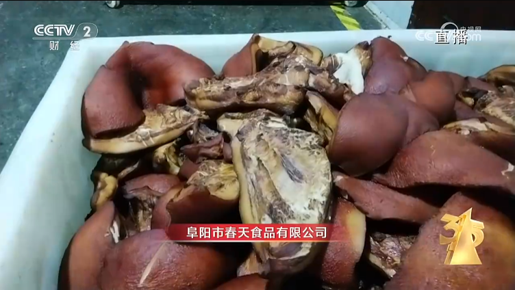 糟头肉，即“槽头肉”，垃圾肉的一种，是指猪头与躯干连接部位的颈脖肉，上面淋巴较多