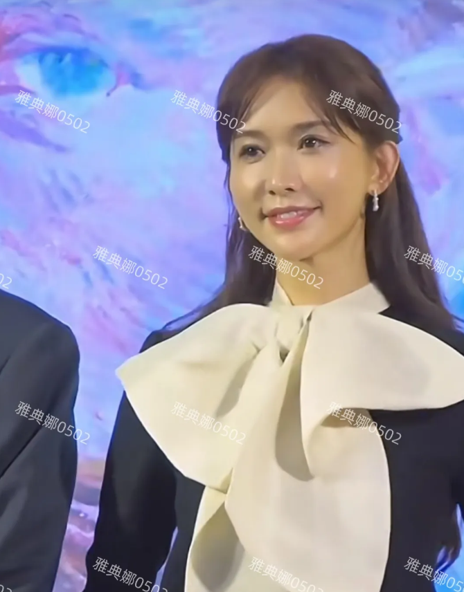 天啊，林志玲有多缺钱？脸还没消肿就出来捞金了，曾经甜美的她，现在的脸又僵又硬像充