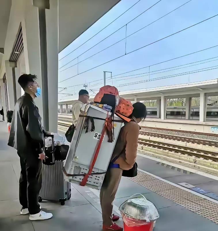 大姐背个电冰箱上得了车吗？