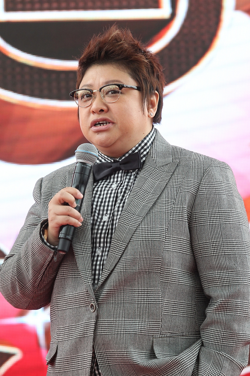 有一次，韩红内急跑去上公共厕所，大妈在厕所门口说道：“拿钱，5毛！”韩红身上没带