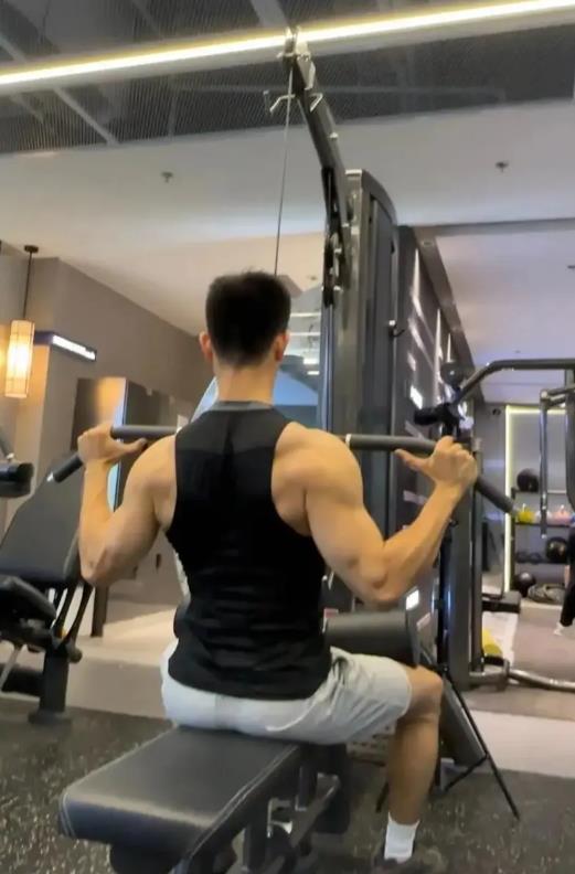 内蒙古赤峰，一健身教练下班回家路上，看见一男子暴力殴打一女子，健身教练过去制止，