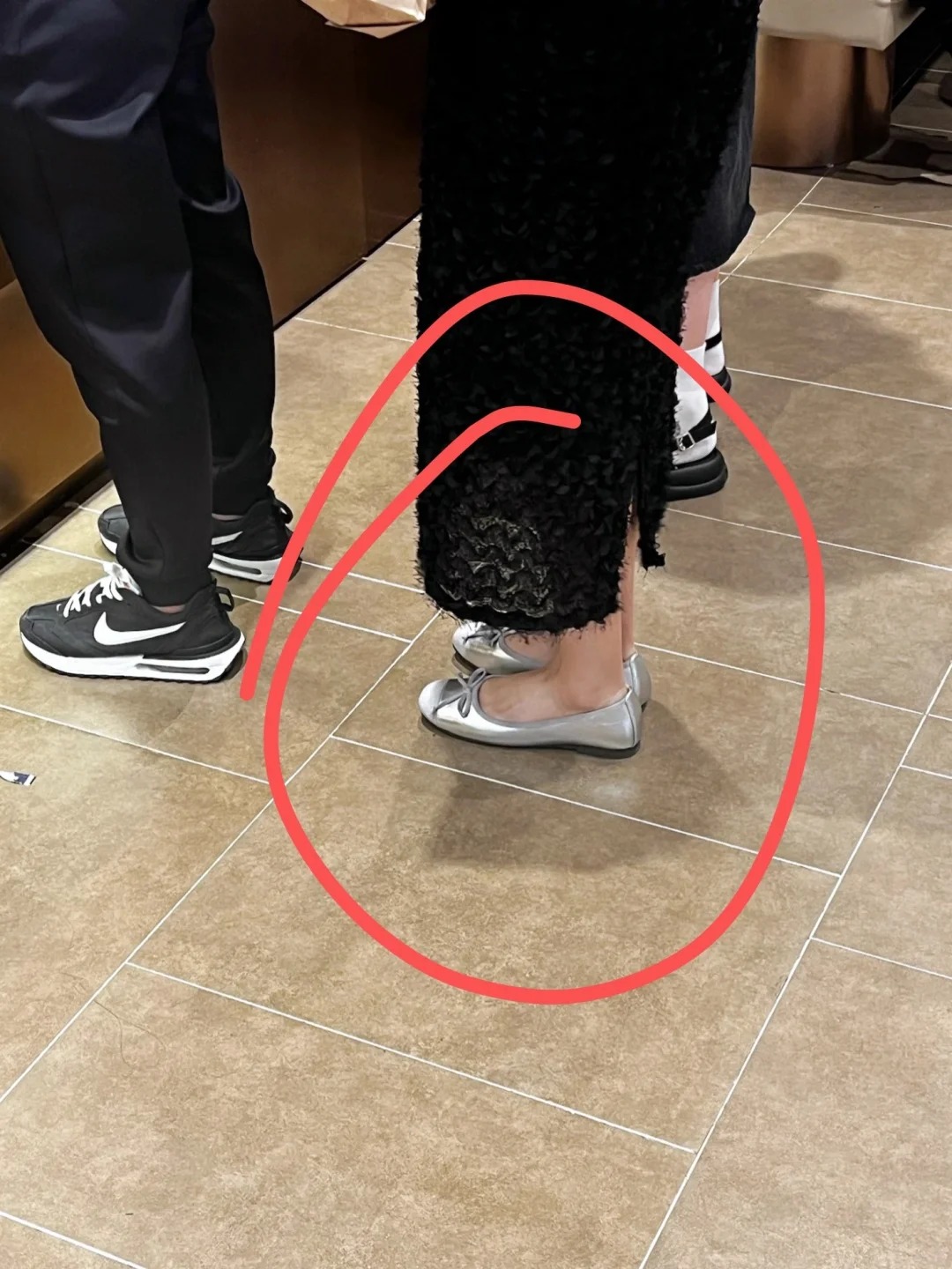 超市看到的…我真的理解不了！
这种单鞋为什么今年突然那么🔥啊？？！走大街上随处