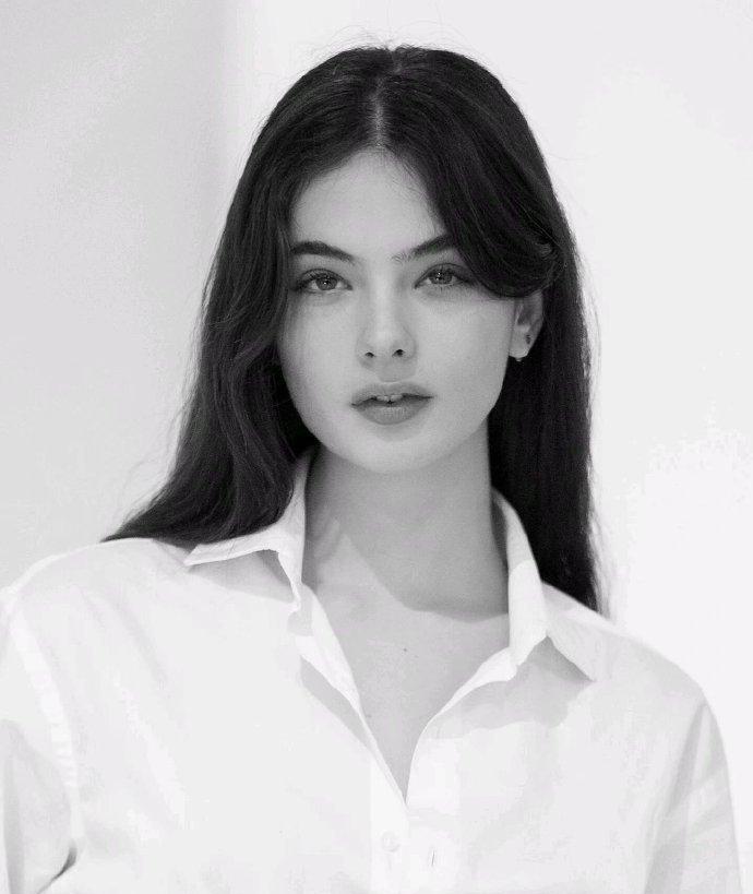 不愧是莫妮卡贝鲁奇的女儿